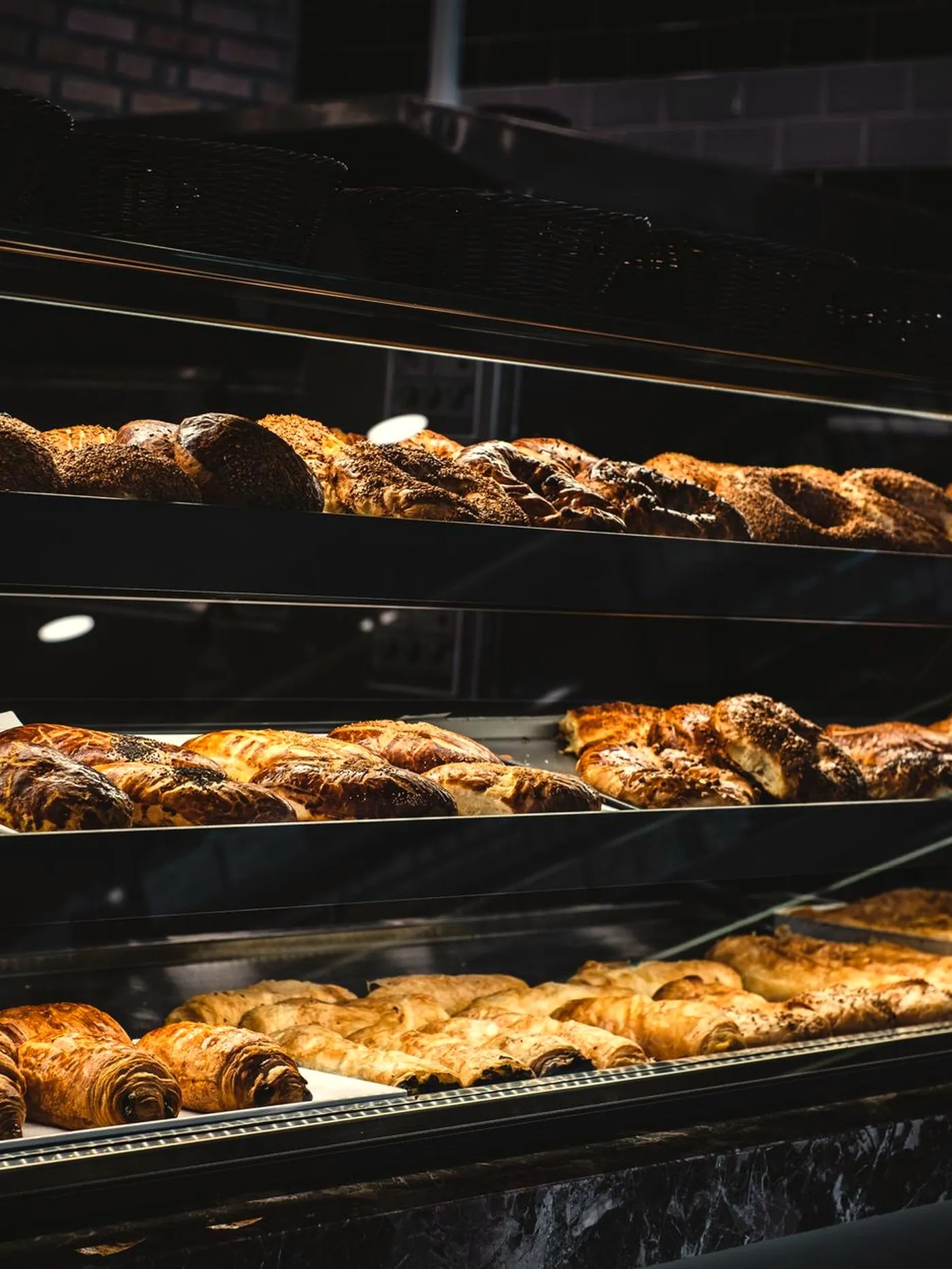 A montra da pastelaria vista da rua