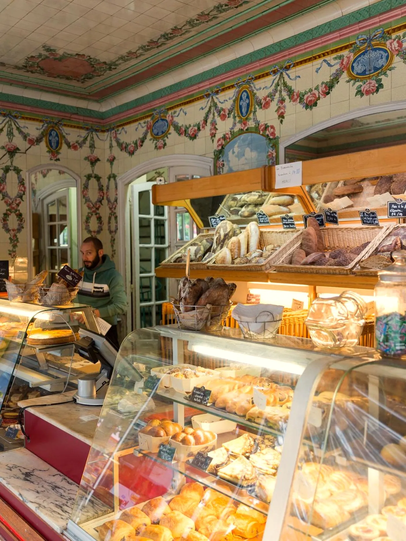 O interior da pastelaria, com os azulejos originais
